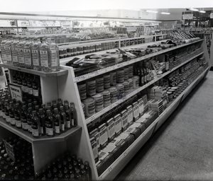 ペイントとブラシの通路、ウールワース店、1956 作： English Photographer